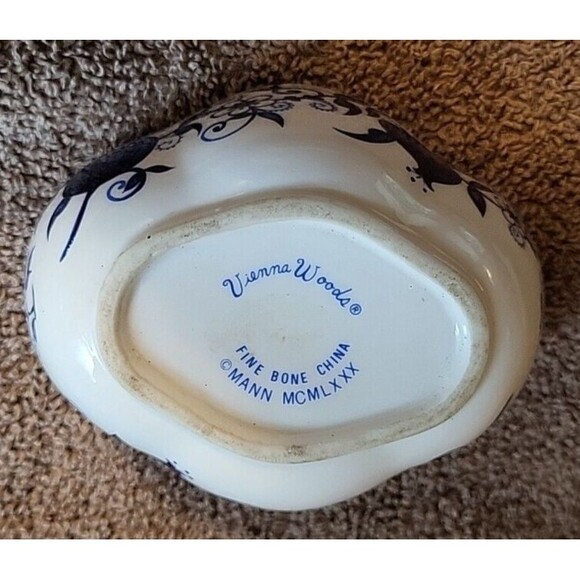 Vtge Vienna Woods MANN Porcelain Egg Blue Design china Trinket Box 5"x4" preown - Picture 10 of 16